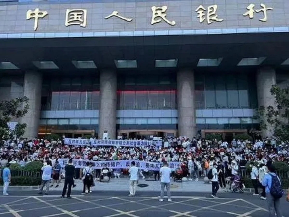 Financial crisis in China  : Banks are collapsed, customers were banned from going to the bank and accounts were frozen